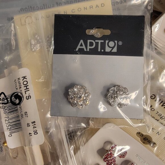 25 Pairs of earrings, New Packaged on cards - Picture 9 of 10